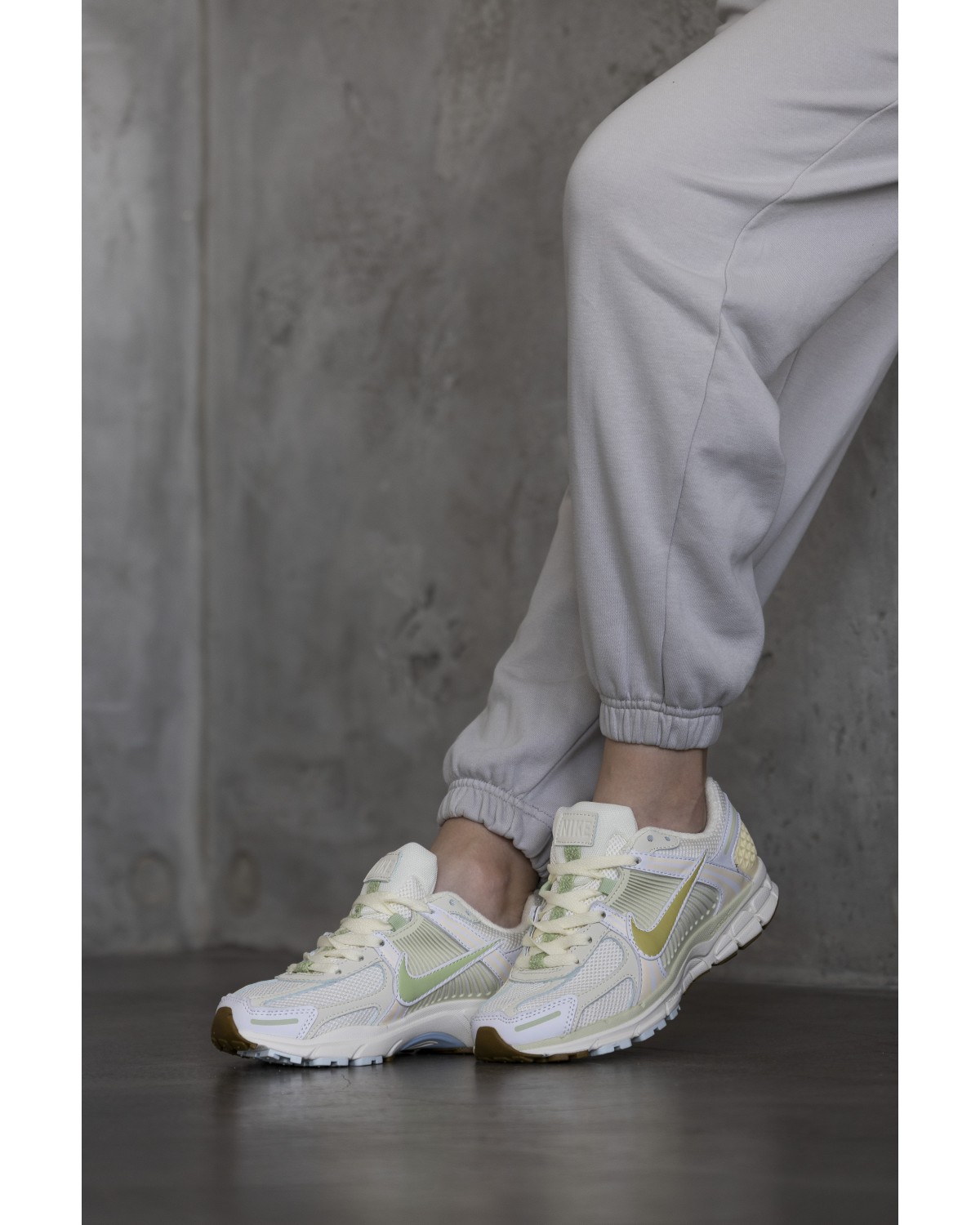 Nike Zoom Vomero 5 White Beige