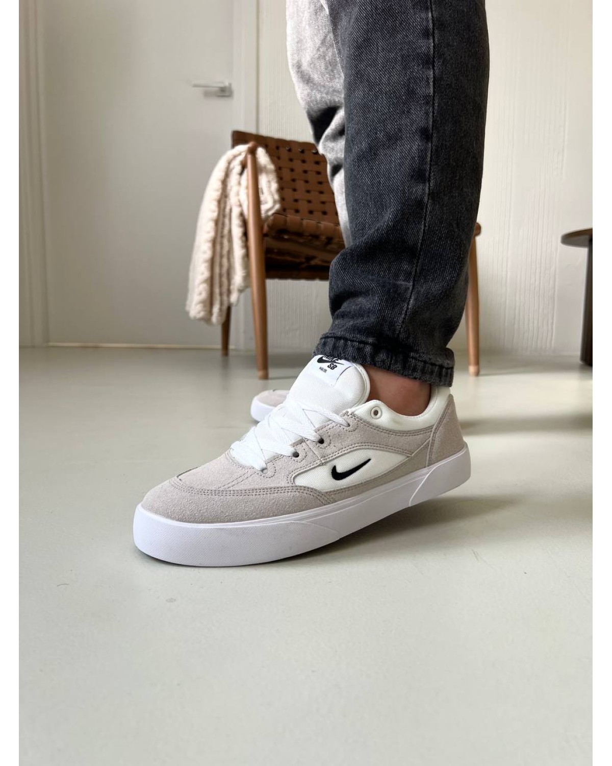 Nike sb skate shoes white black