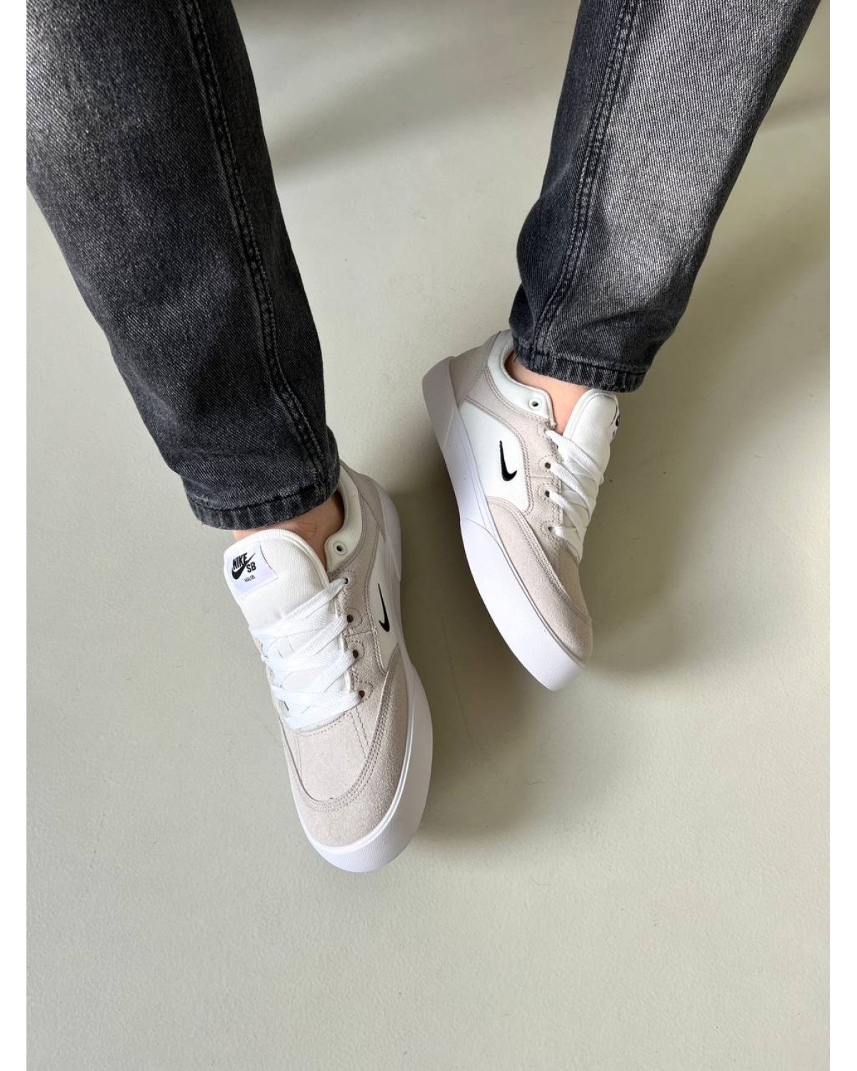 Nike sb skate shoes white black
