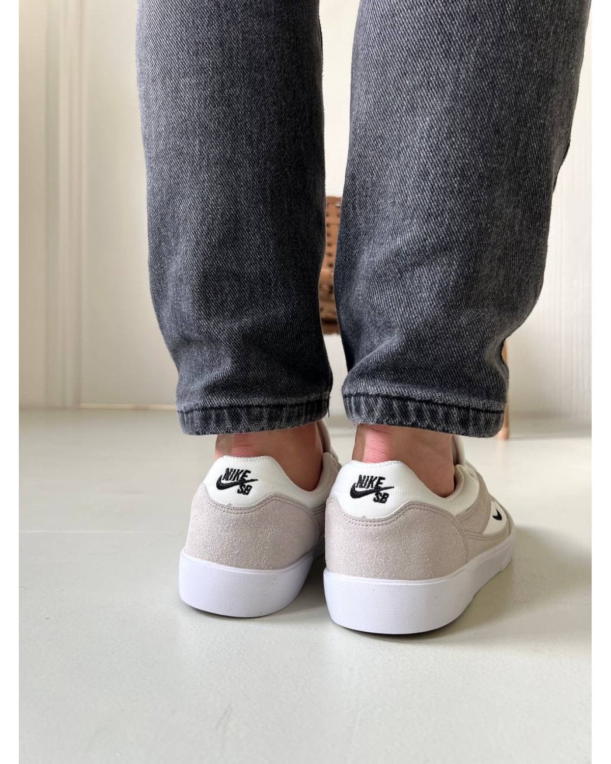 Nike sb skate shoes white black