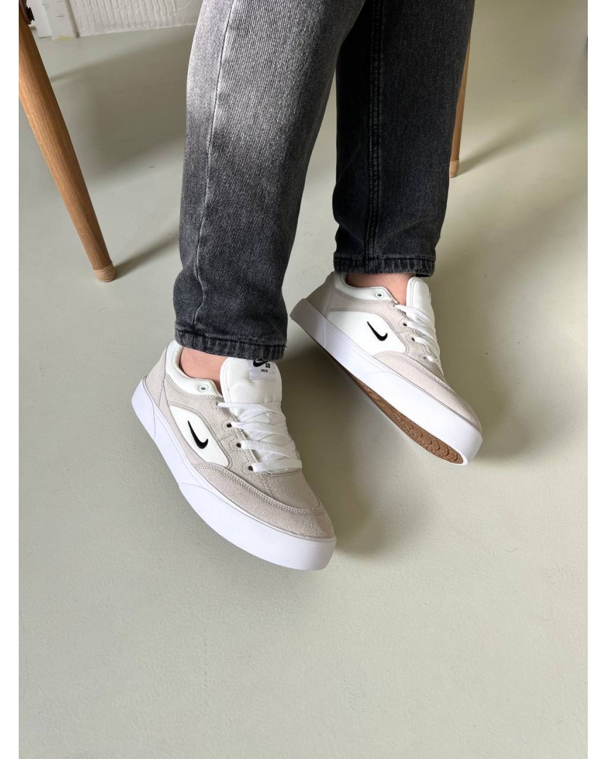 Nike sb skate shoes white black