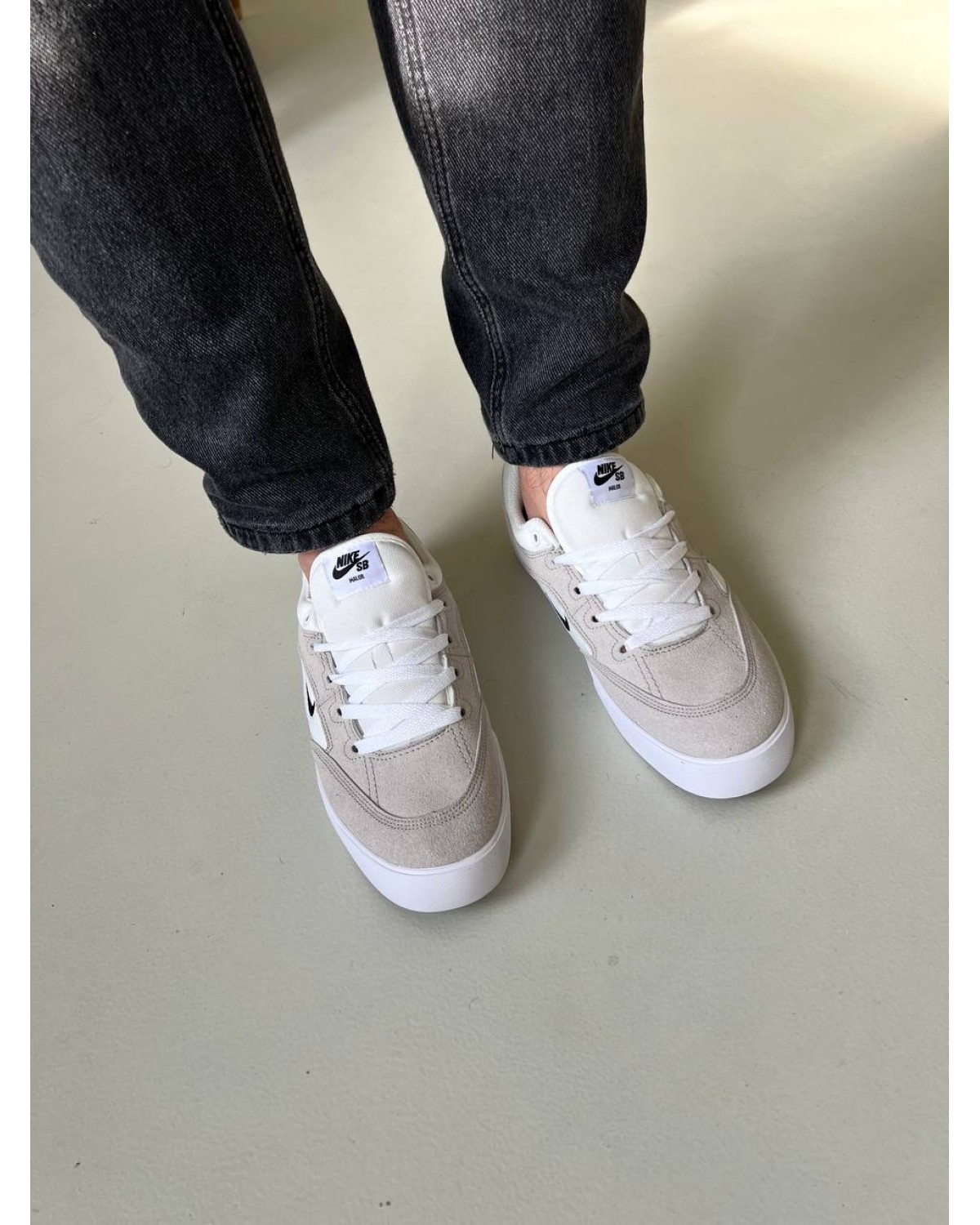 Nike sb skate shoes white black