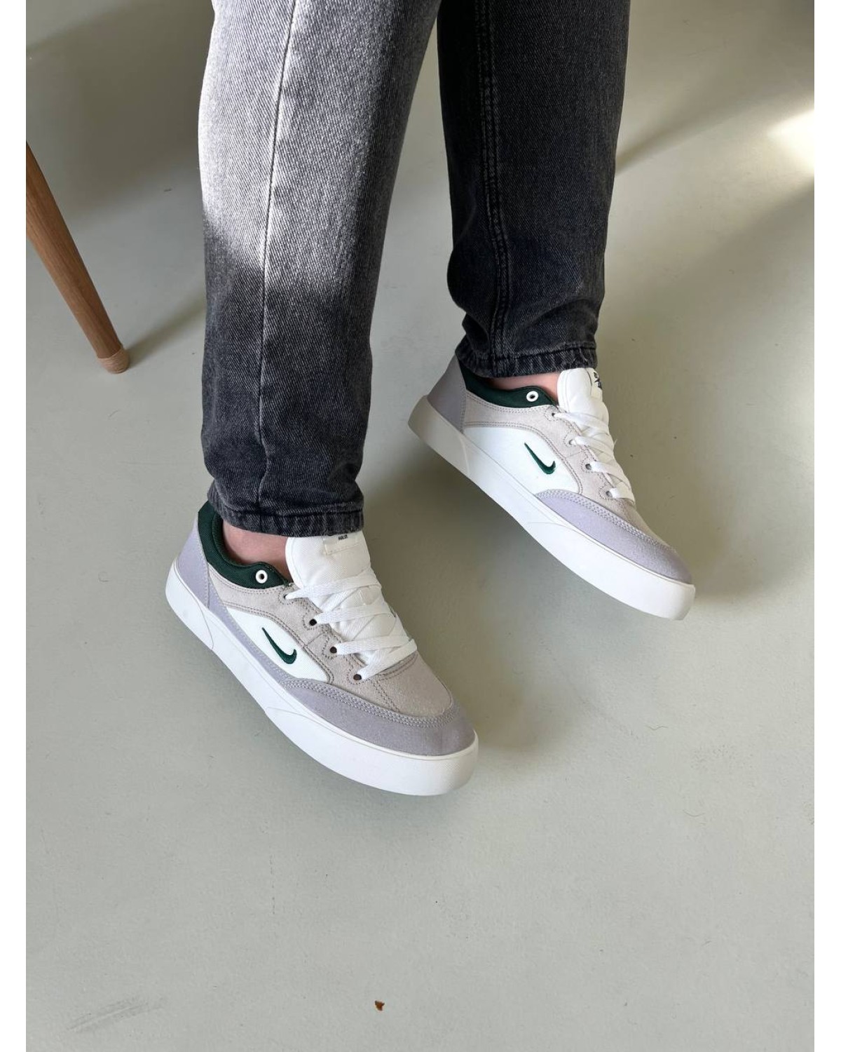 Nike sb skate shoes white green