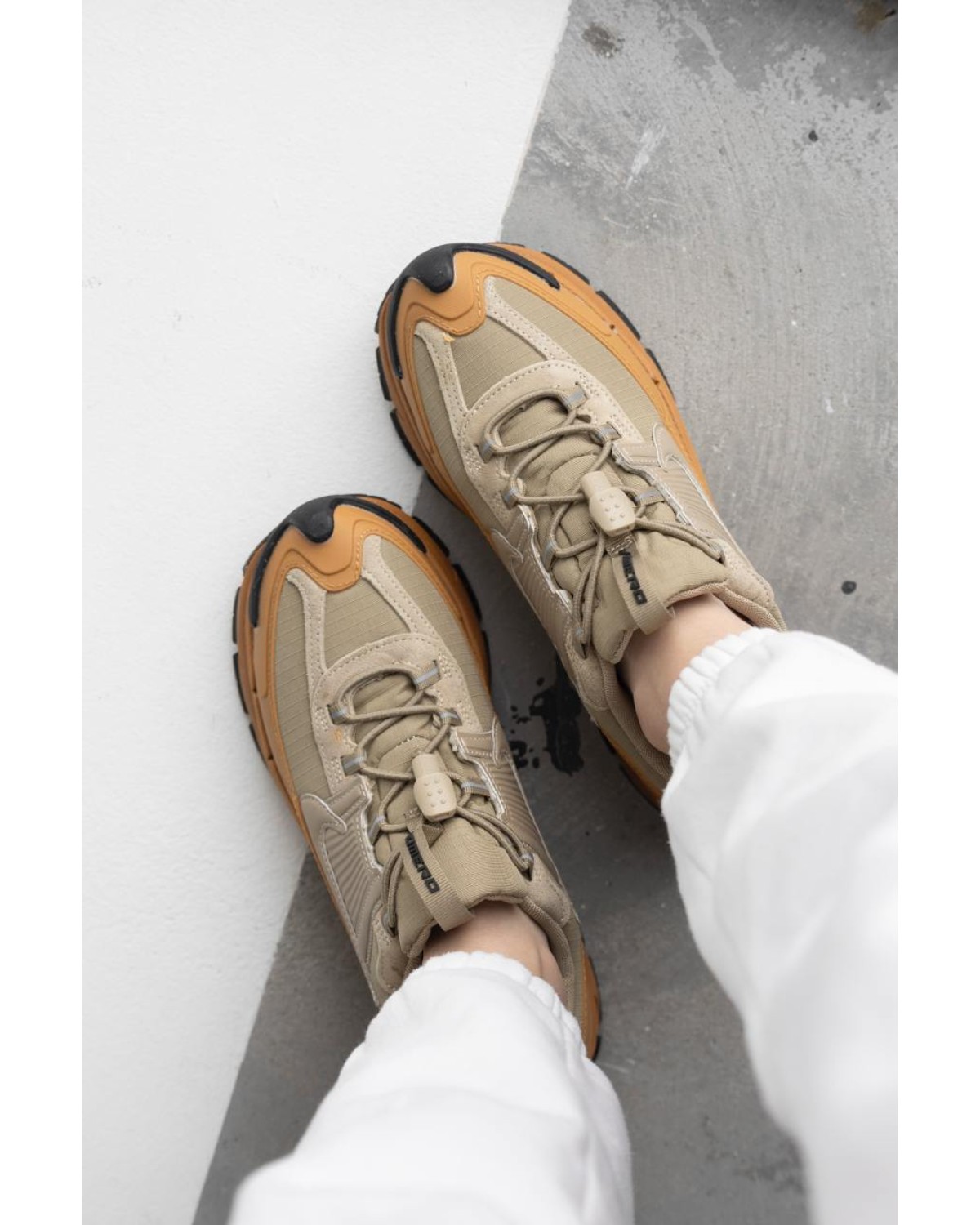 Nike Zoom Vomero Roam Khaki Antracite University Gold