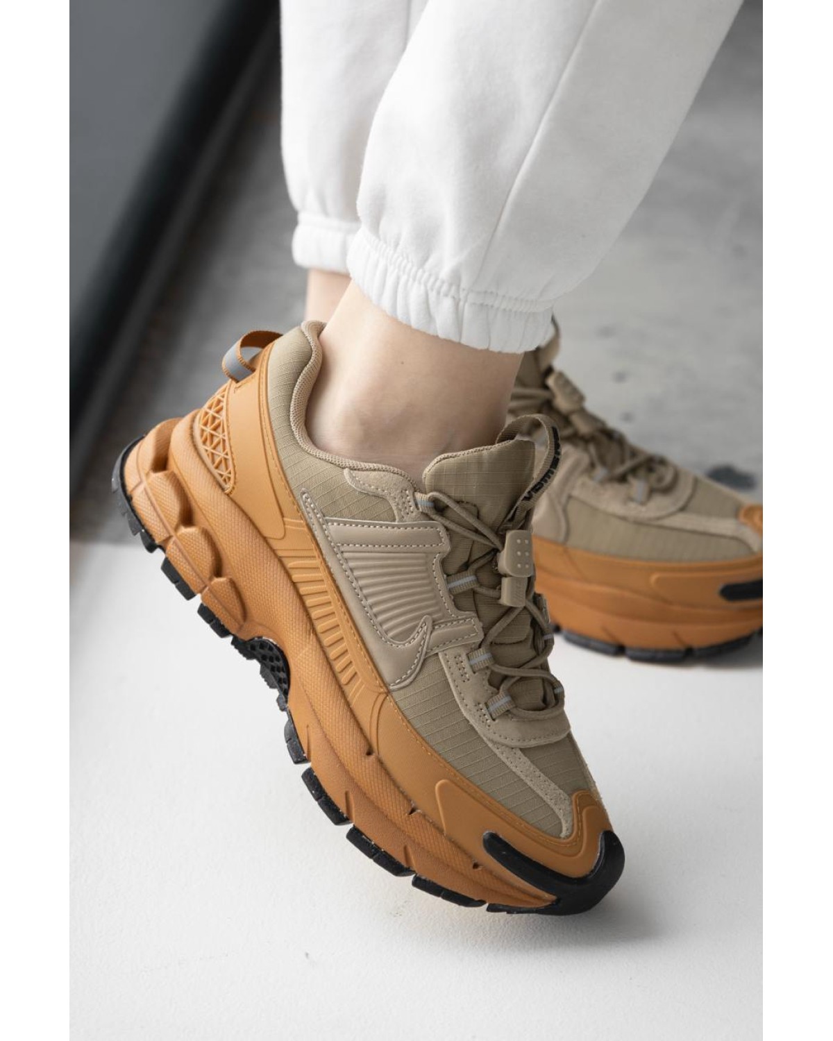 Nike Zoom Vomero Roam Khaki Antracite University Gold