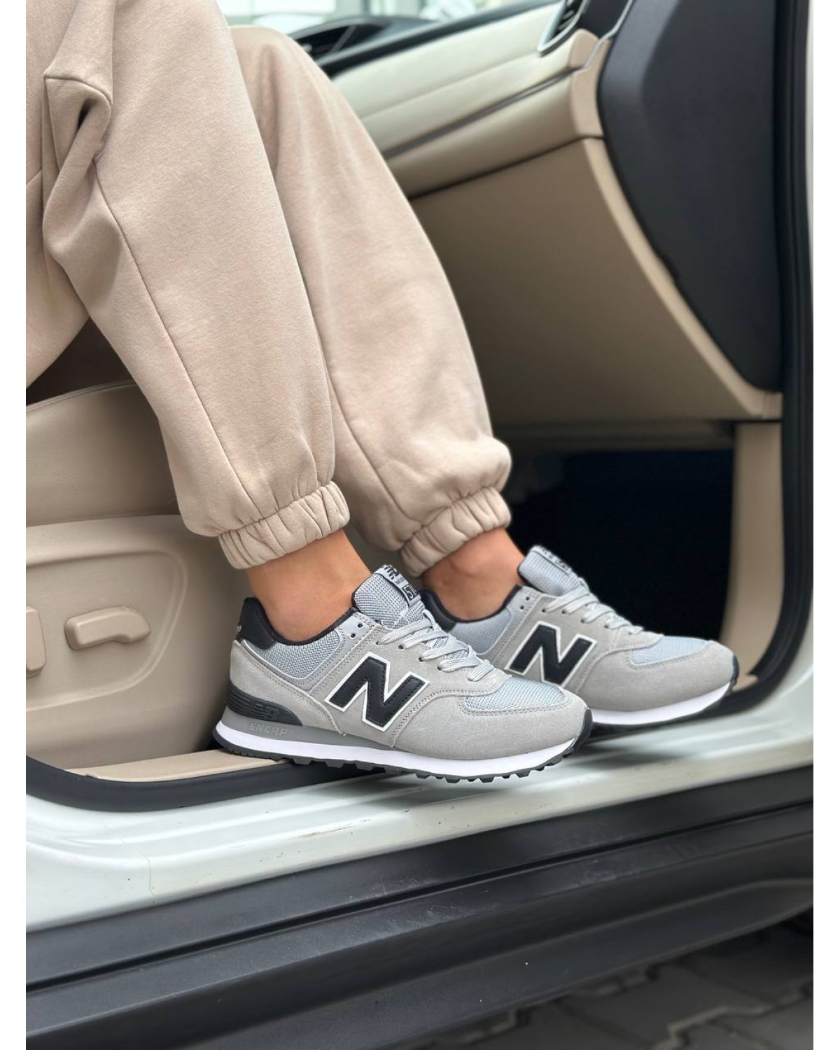 New Balance 574 light grey on Black