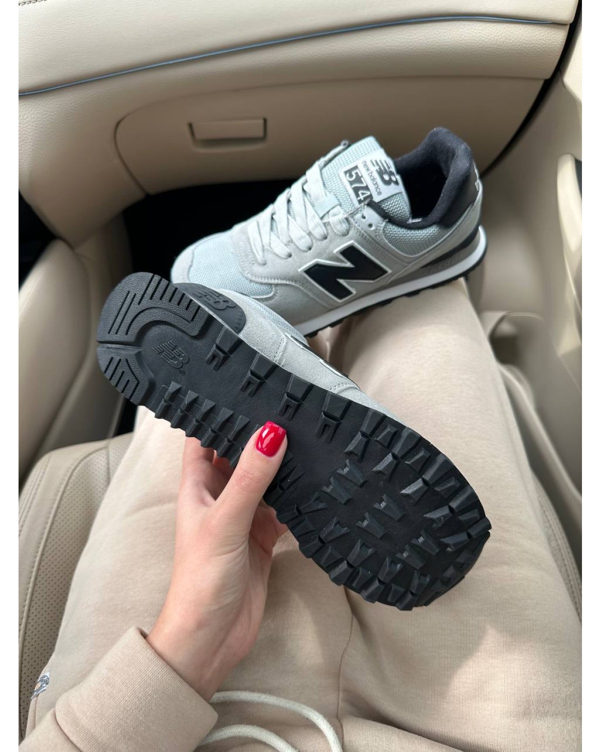 New Balance 574 light grey on Black