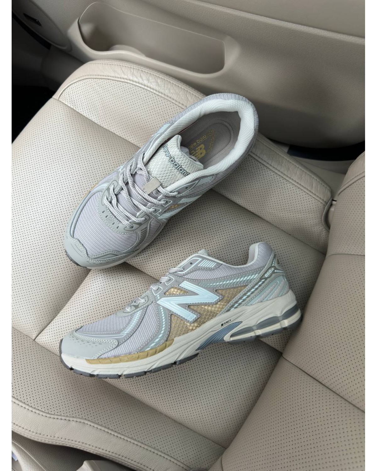 New Balance 860v2 Beige