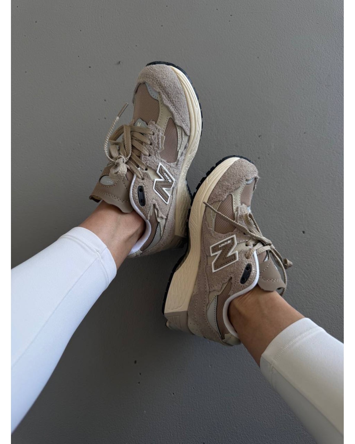 New Balance 2002R Beige / Brown