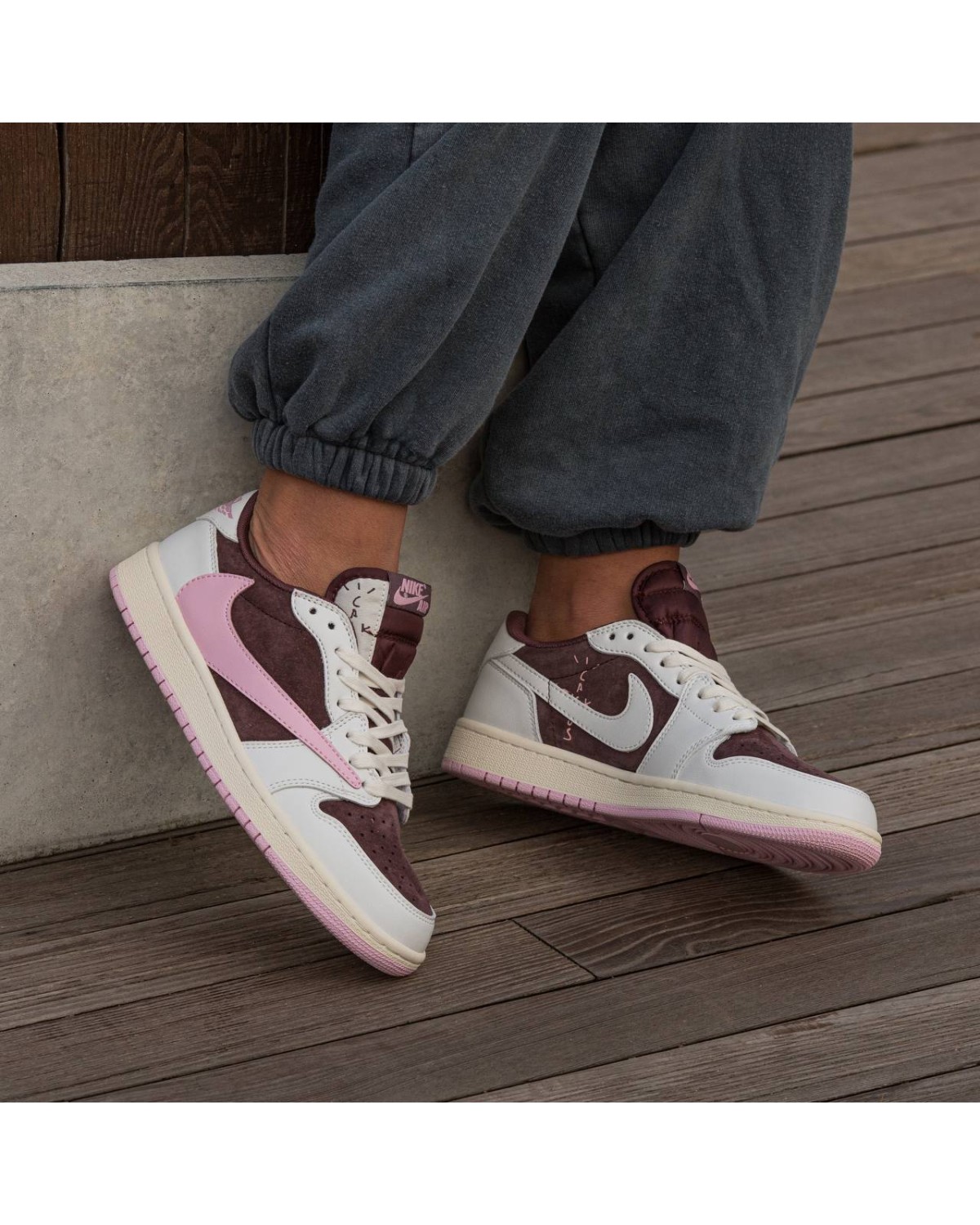 Nike Air Jordan Retro 1 Low x Travis Scott Pink