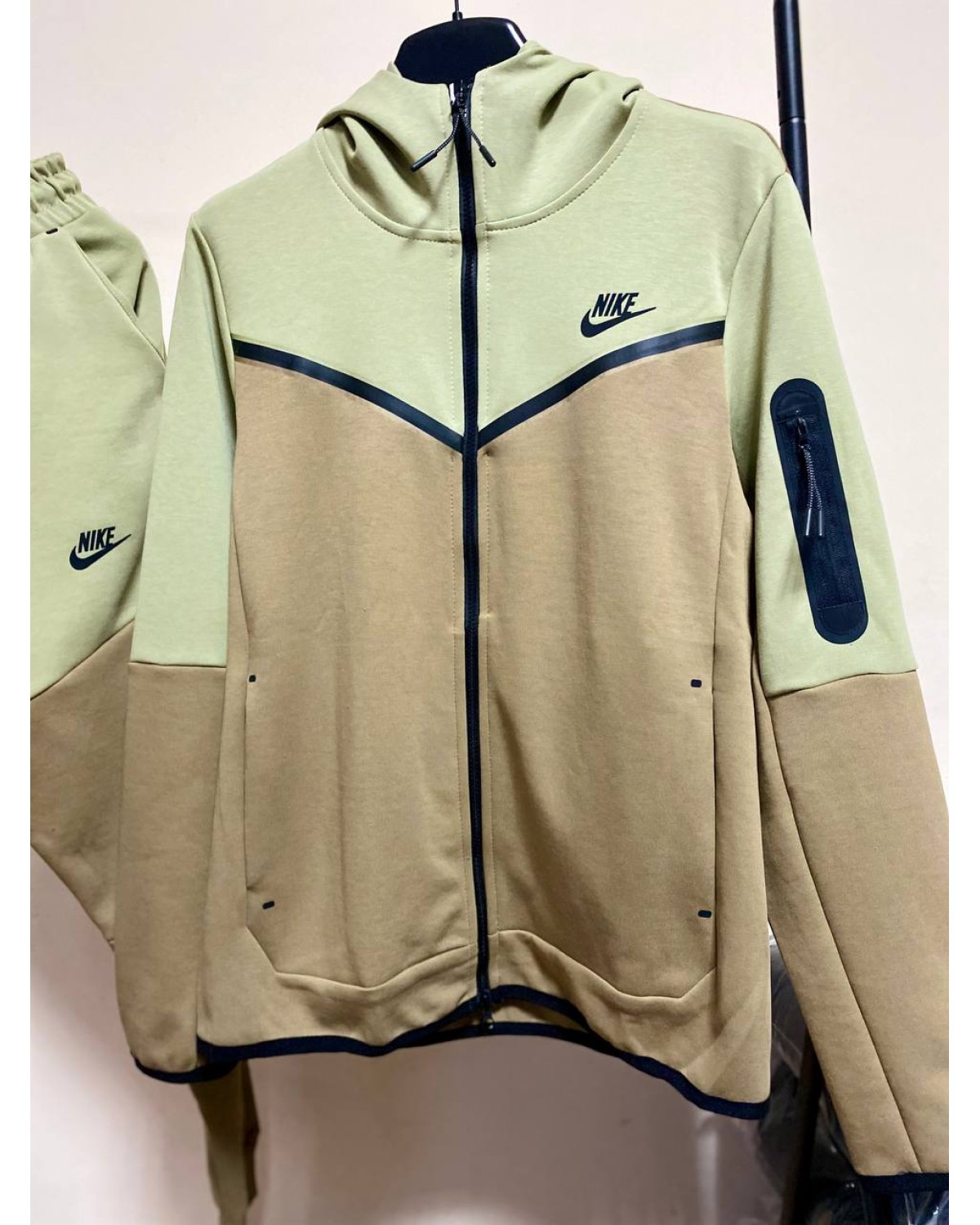 Спортивний костюм Nike Tech olive