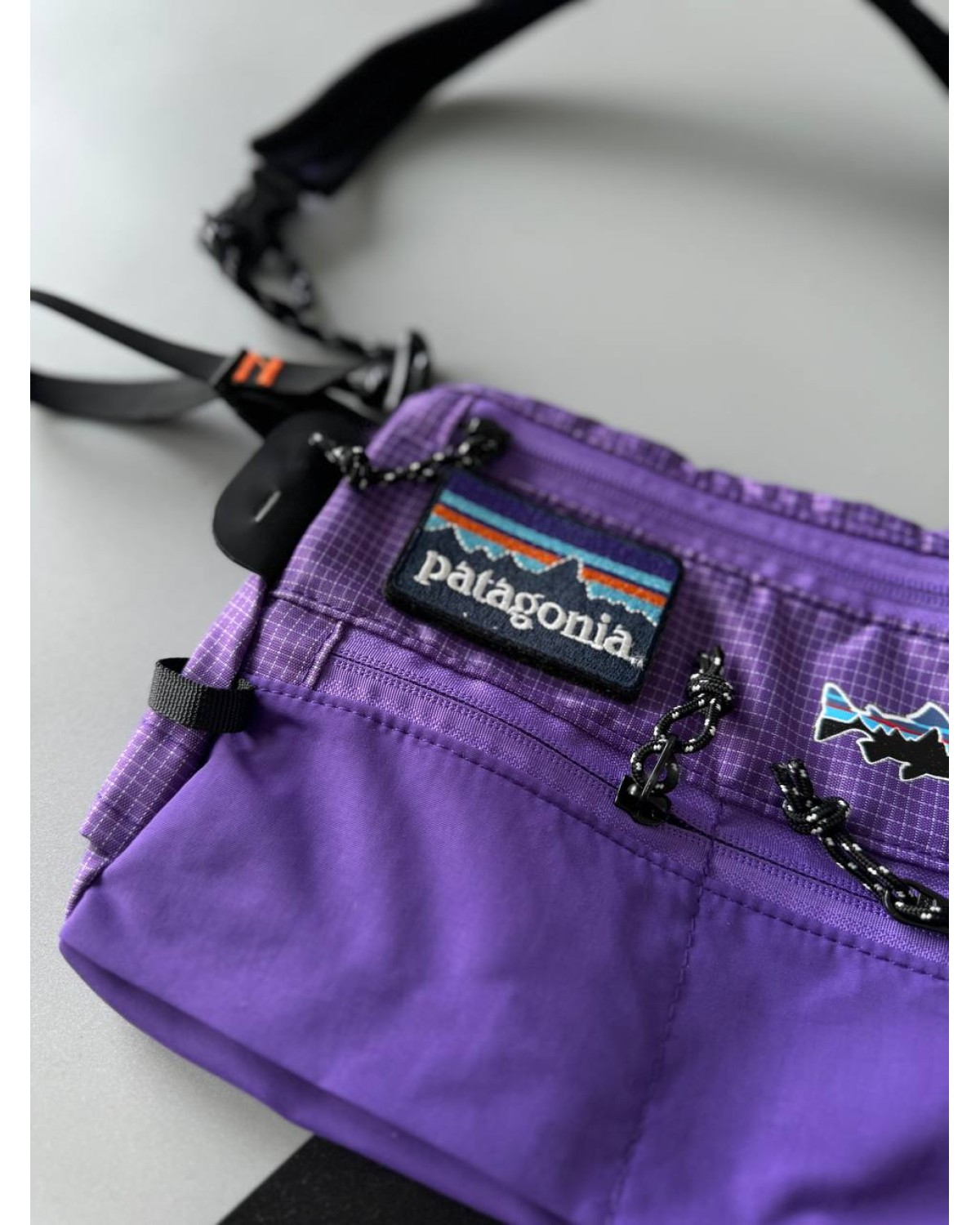 Сумка Patagonia з патчем фіолетова