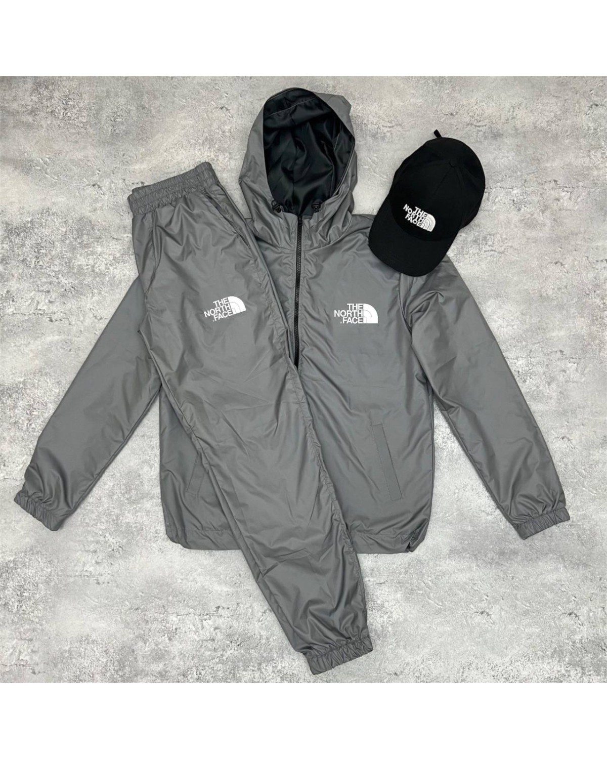 Спортивний костюм The North Face графіт × кепка The North Face чорна