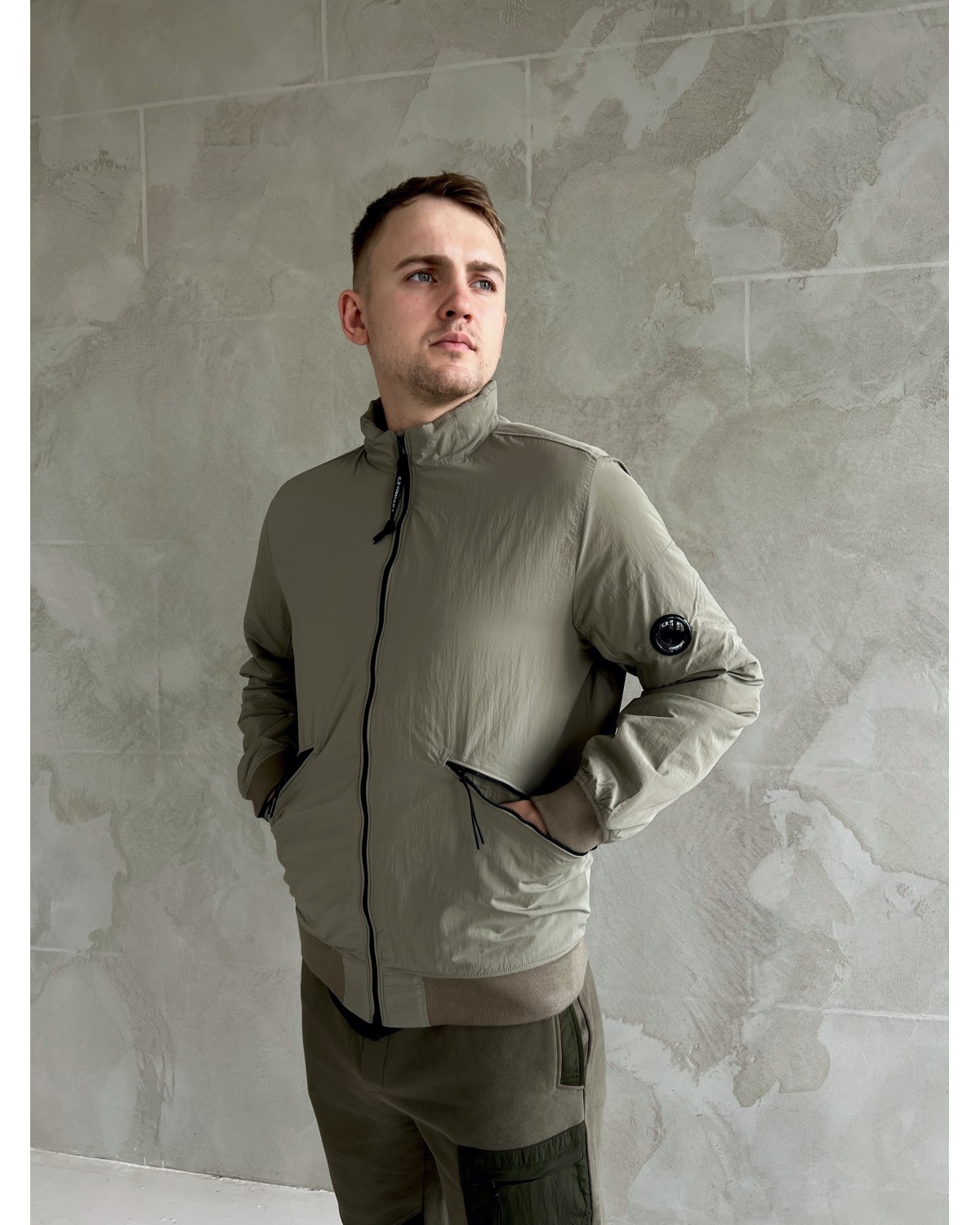 Бомбер C.P. Company Chrome-R Short Jacket хакі