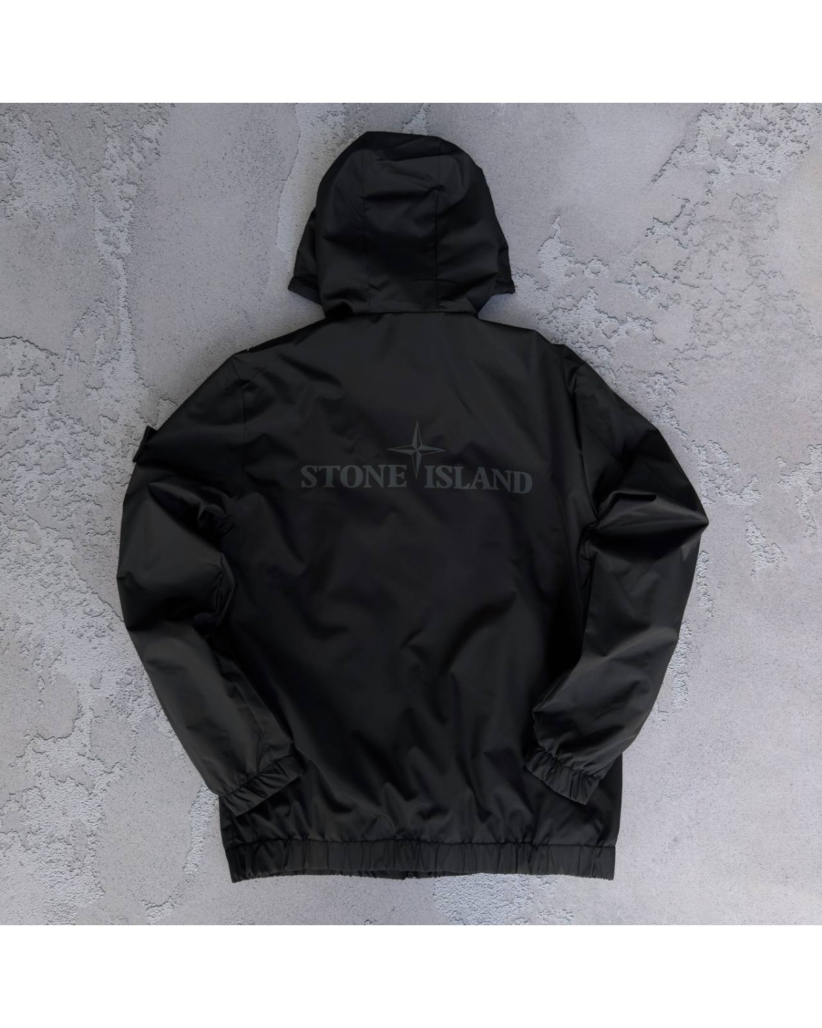 Водовідштовхувальна вітрівка Stone Island чорна