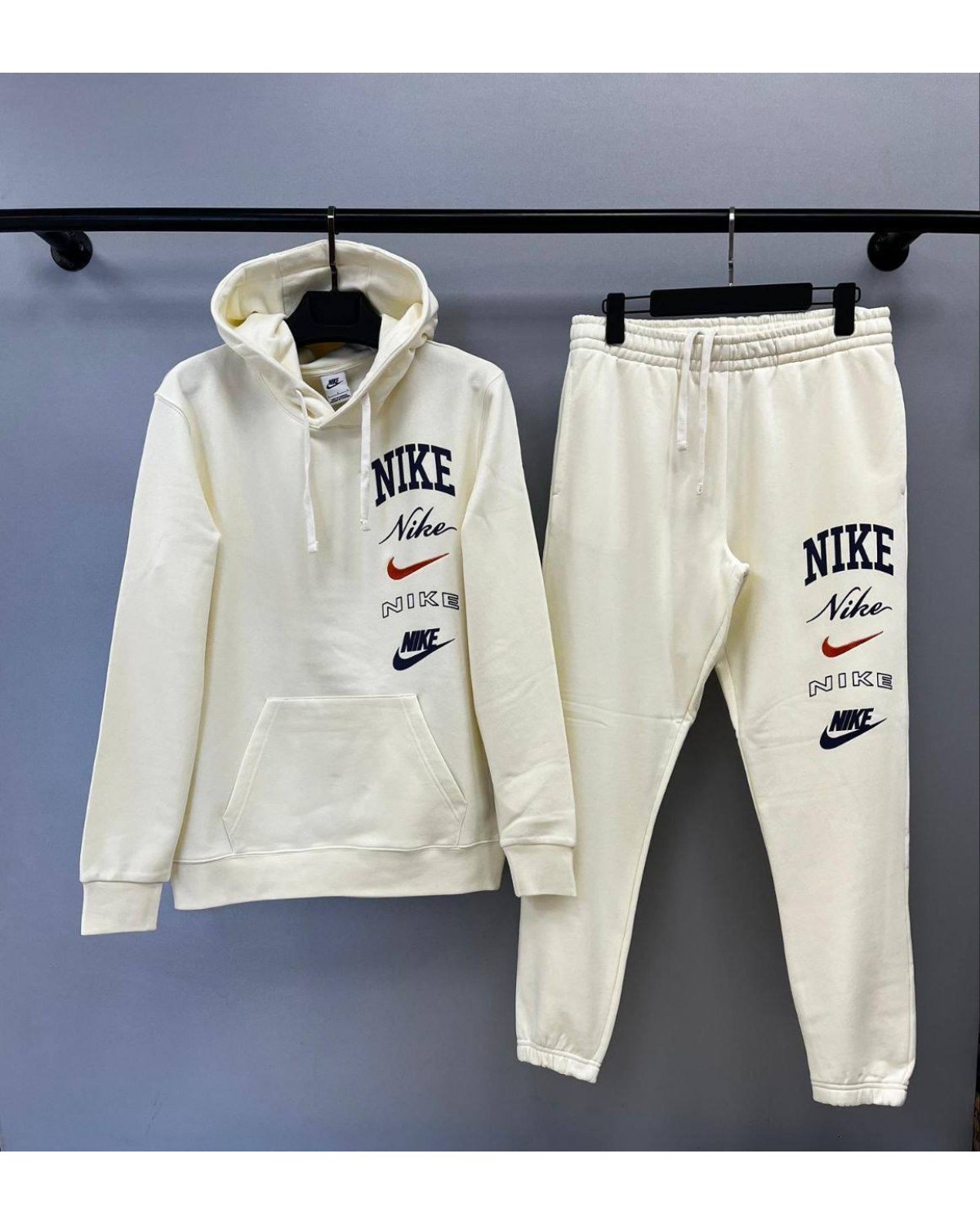 Спортивний костюм Nike Club молочний