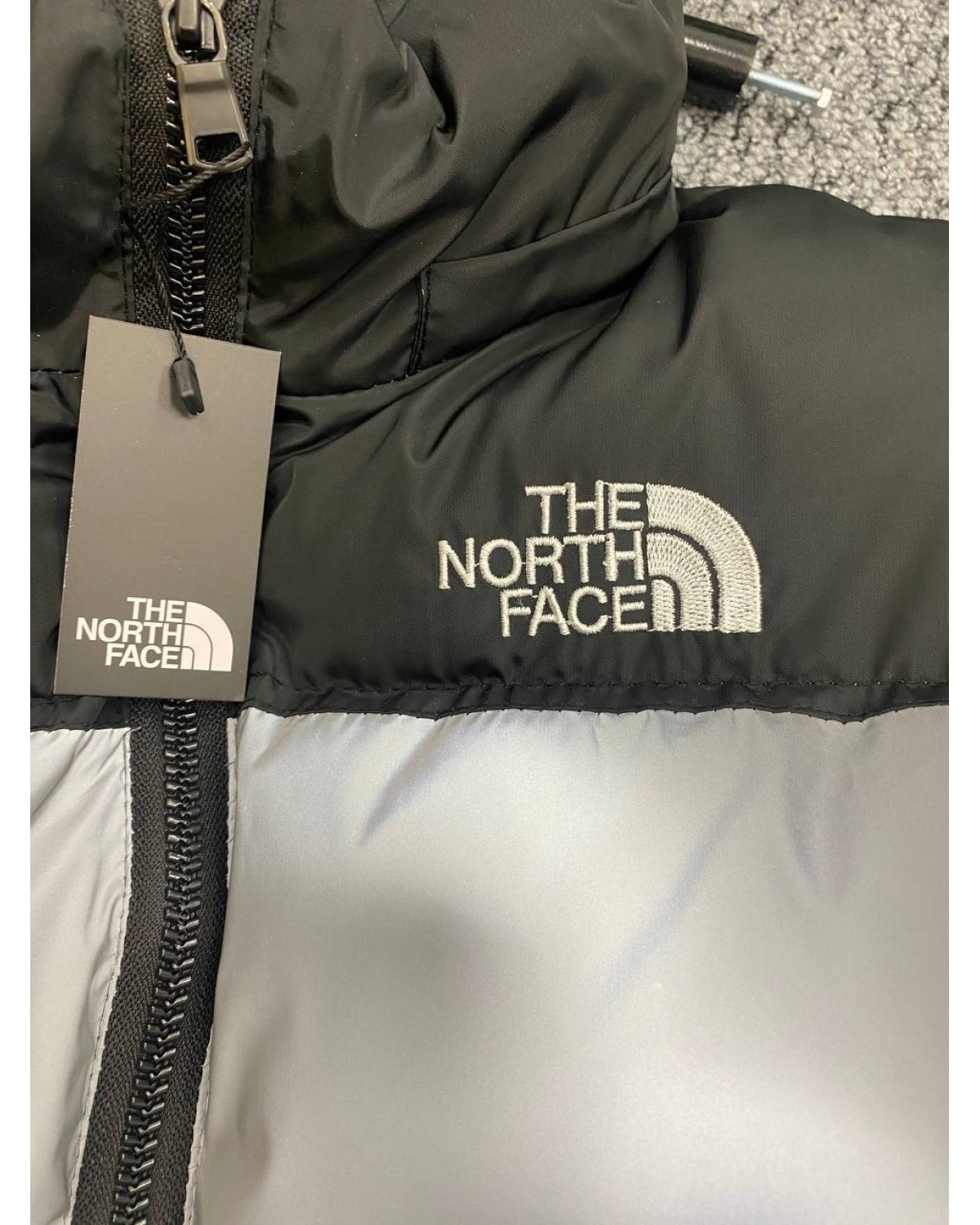 Водовідштовхувальна куртка The North Face сіра