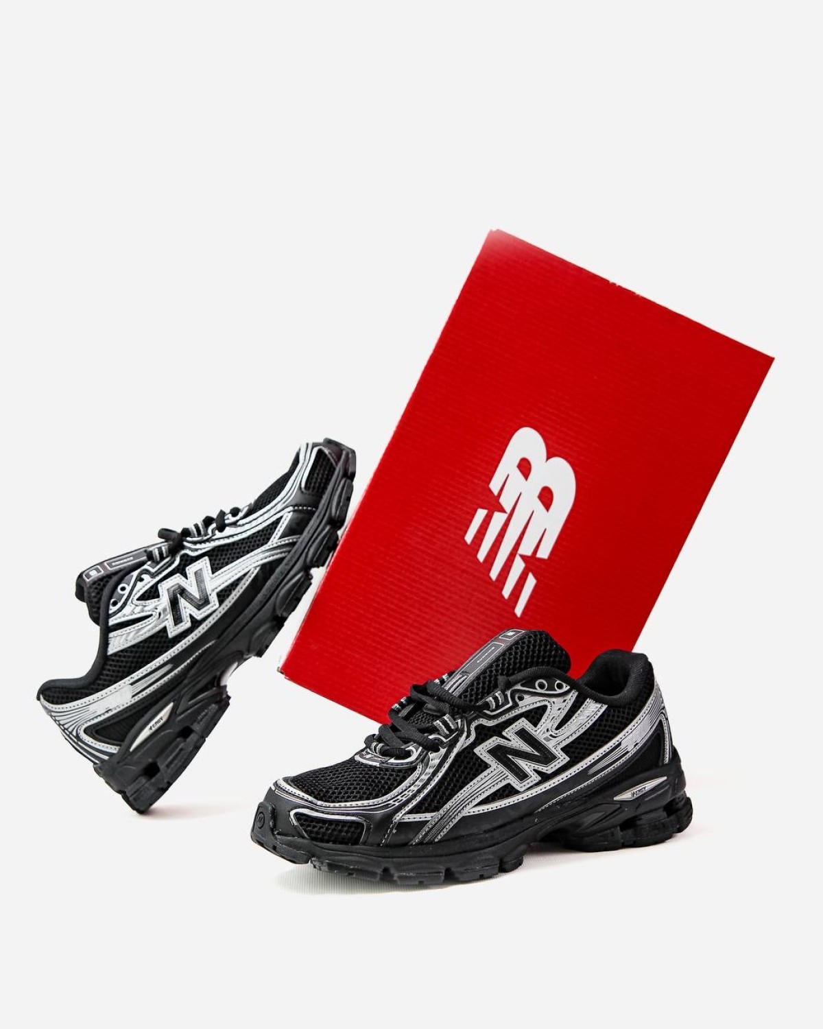 New Balance 740 Black Silver