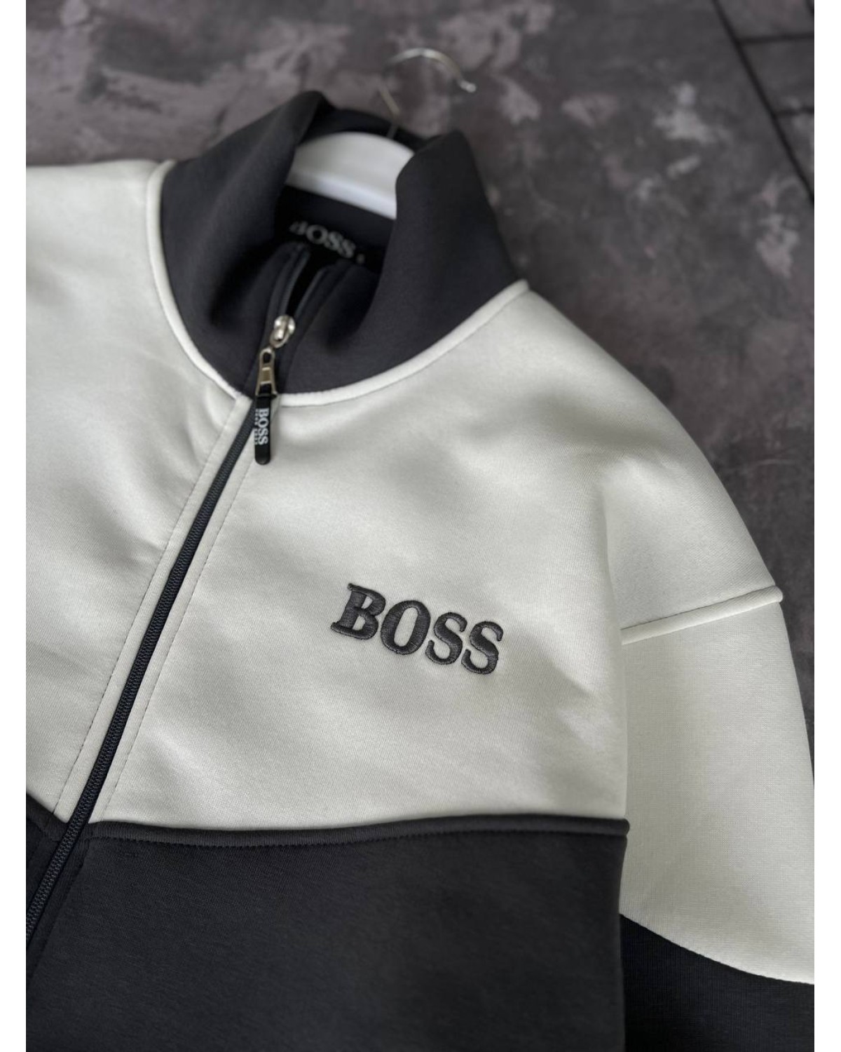 Костюм Hugo Boss сіро - білий