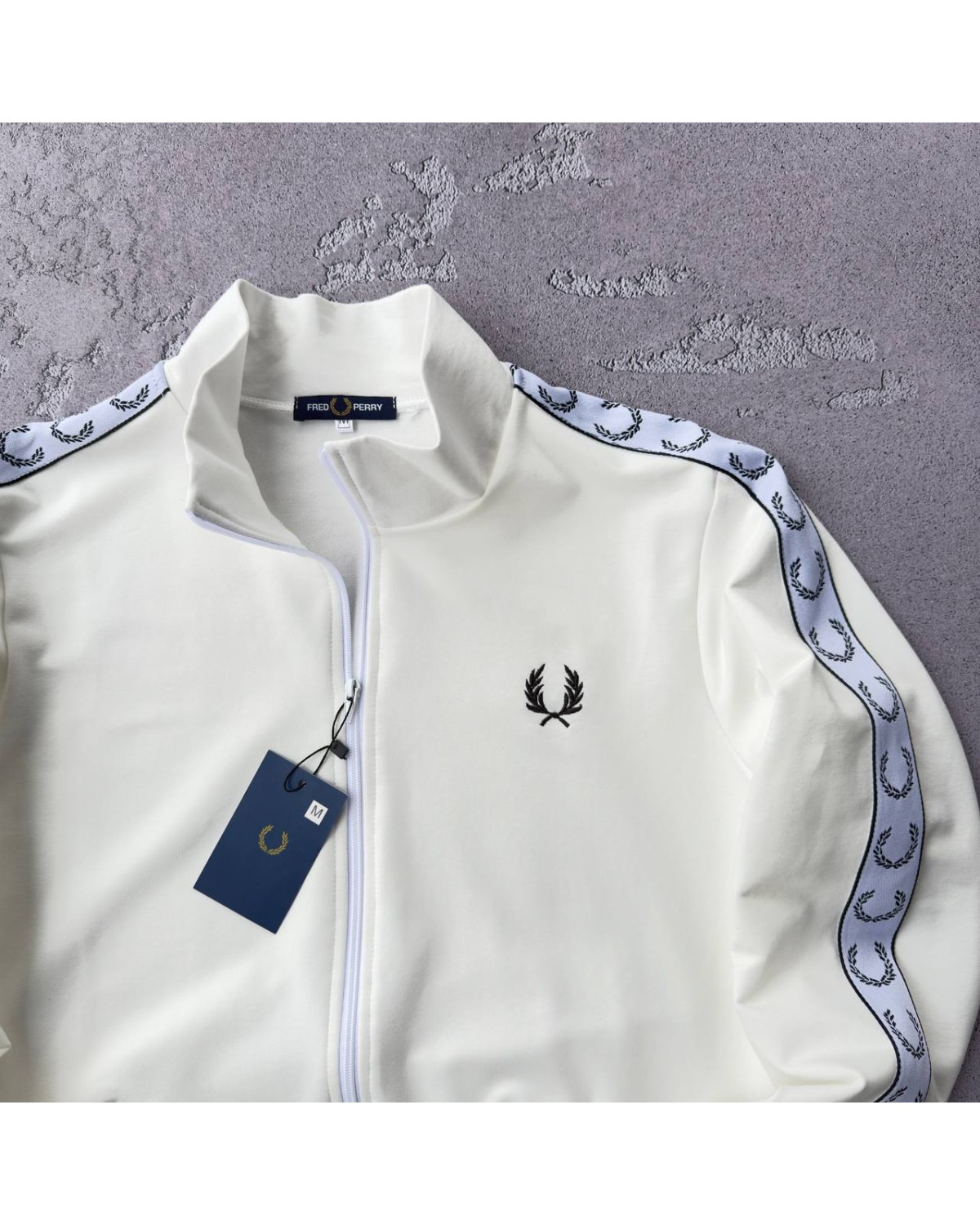 Костюм Fred Perry на лампасах молочно - чорнний