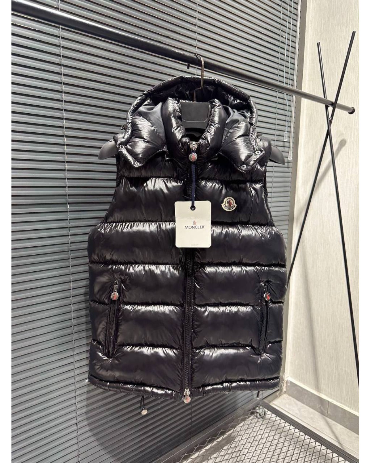 Жилетка Moncler глянцева чорна