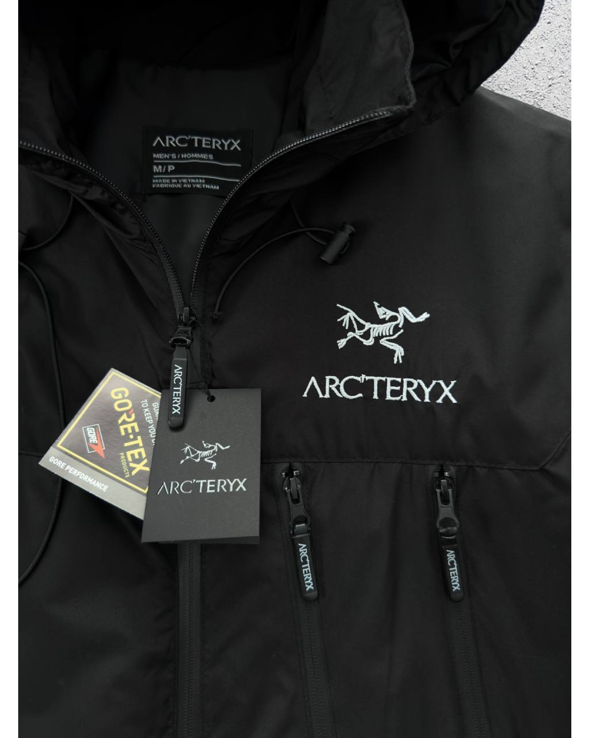 Водовідштовхувальна вітрівка Arc'teryx чорна