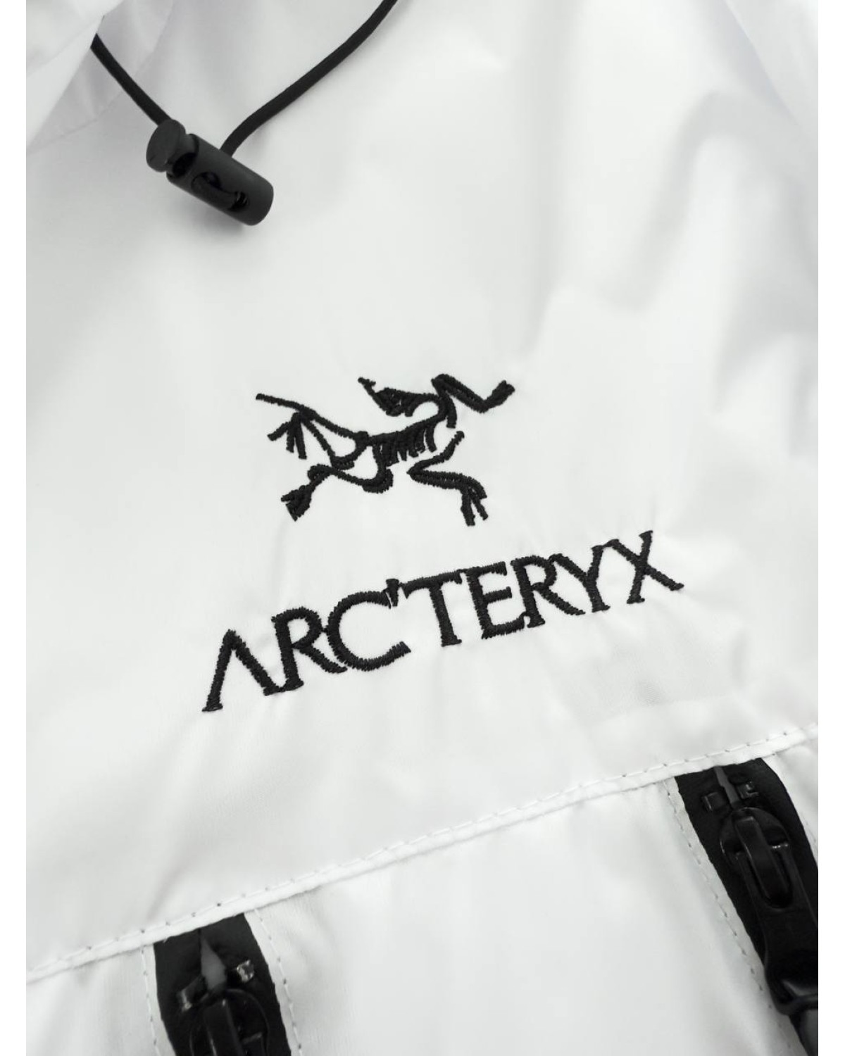 Водовідштовхувальна вітрівка Arc'teryx біла