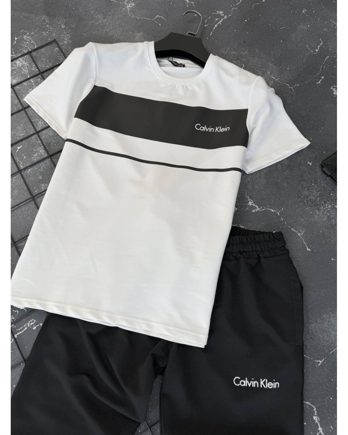 Костюм Calvin Klein  чорно - білий