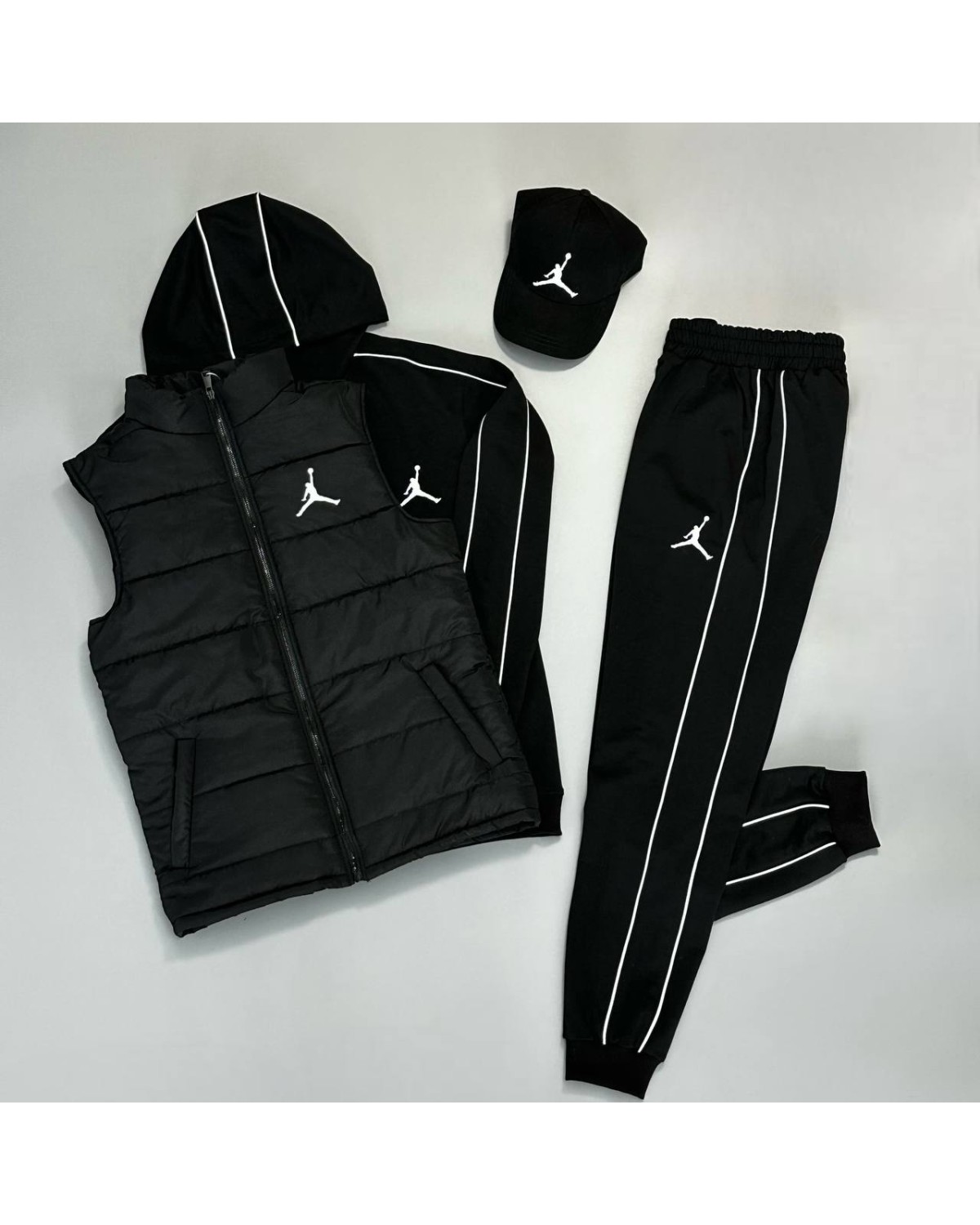 Комплект Air Jordan костюм чорний х футболка біла х футболка чорна х жилетка матова чорна х кепка чорна