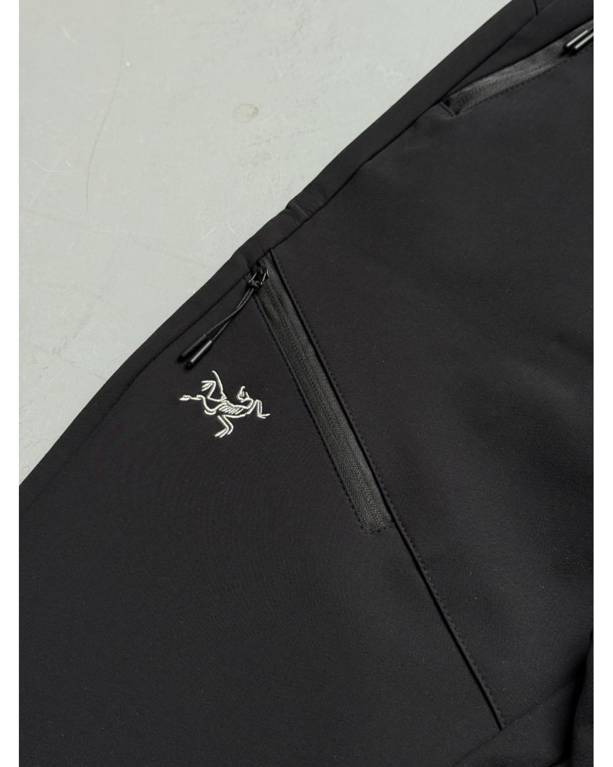 Водовідштовхувальні штани Arcteryx чорні