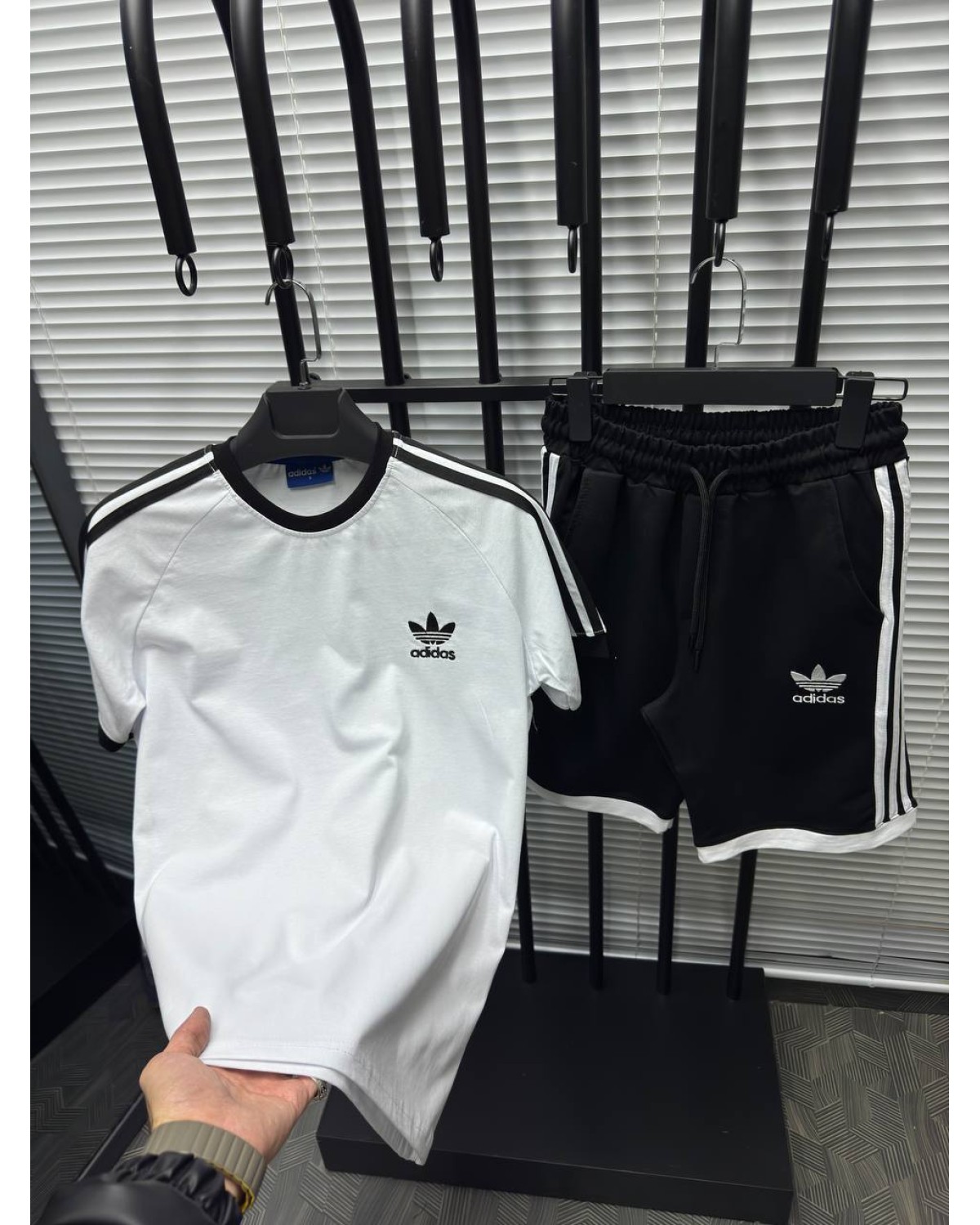 Костюм Adidas: біла футболка x чорні шорти