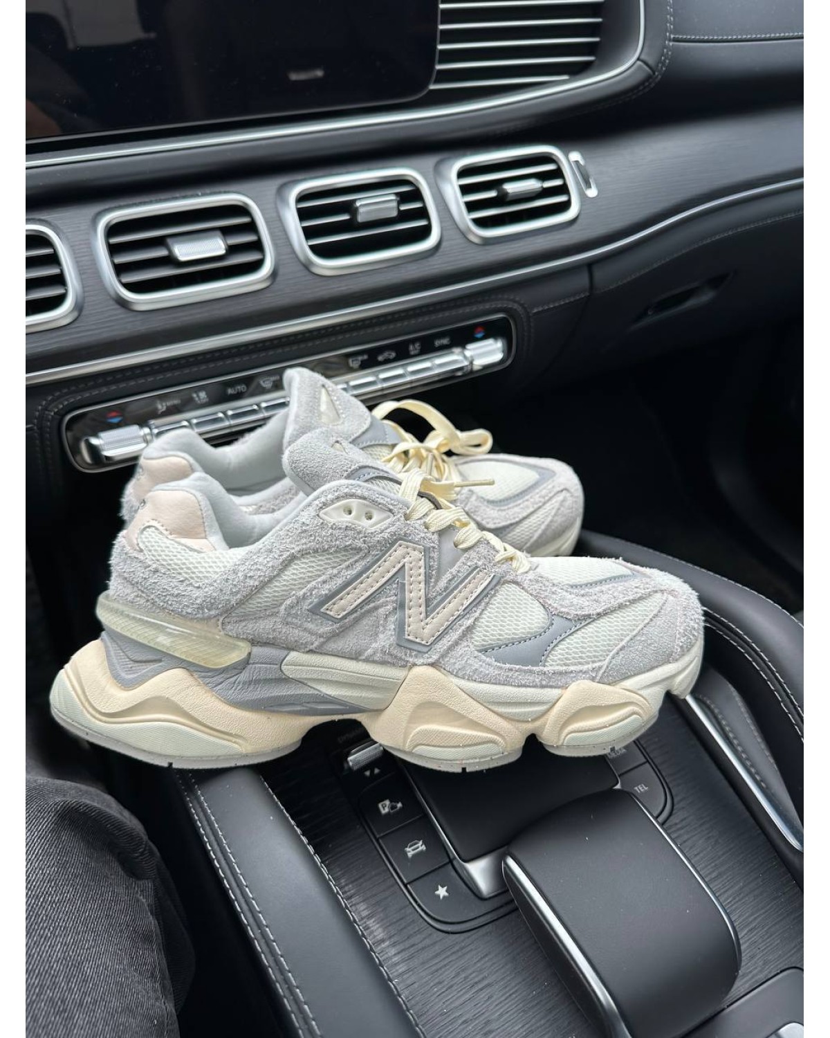 New Balance 9060 Grey / White
