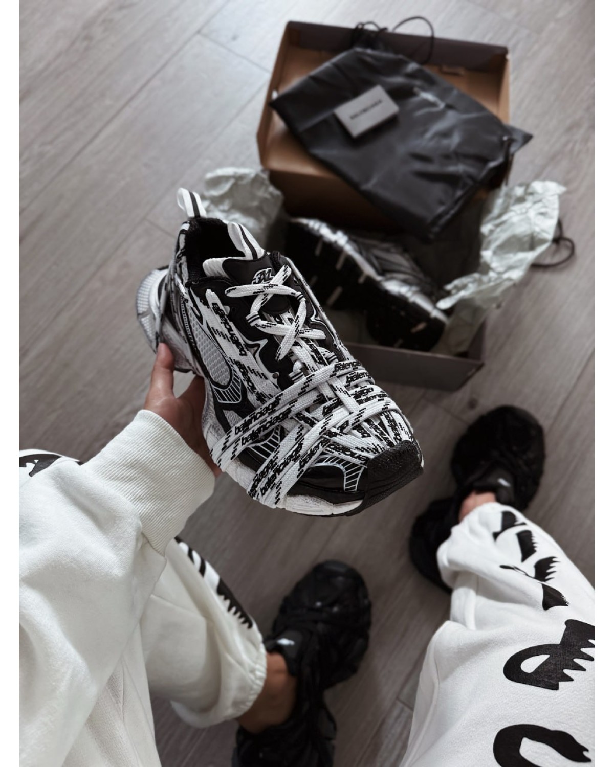 Balenciaga 3xl Extreme Laces Logo Sneaker in White/black