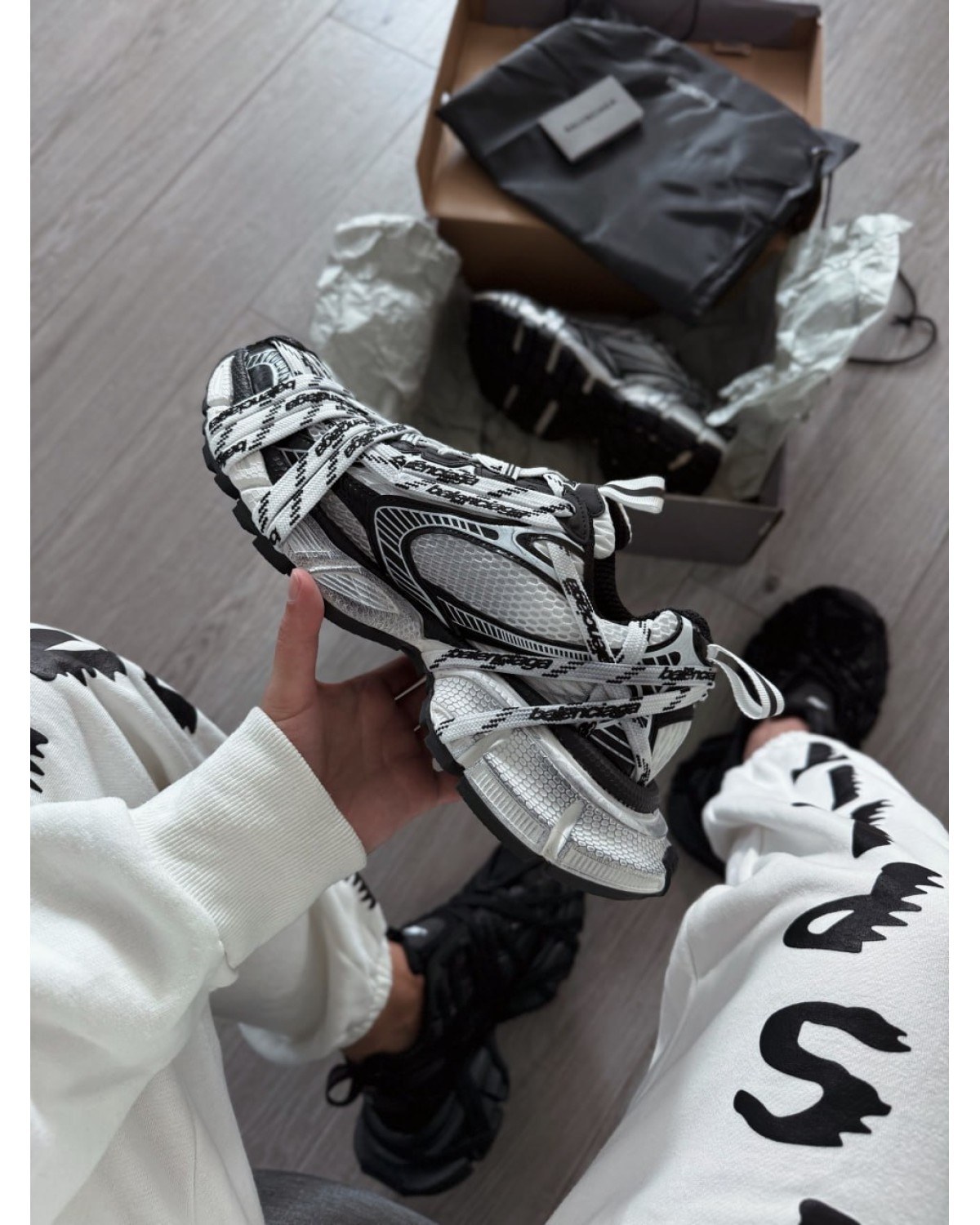 Balenciaga 3xl Extreme Laces Logo Sneaker in White/black