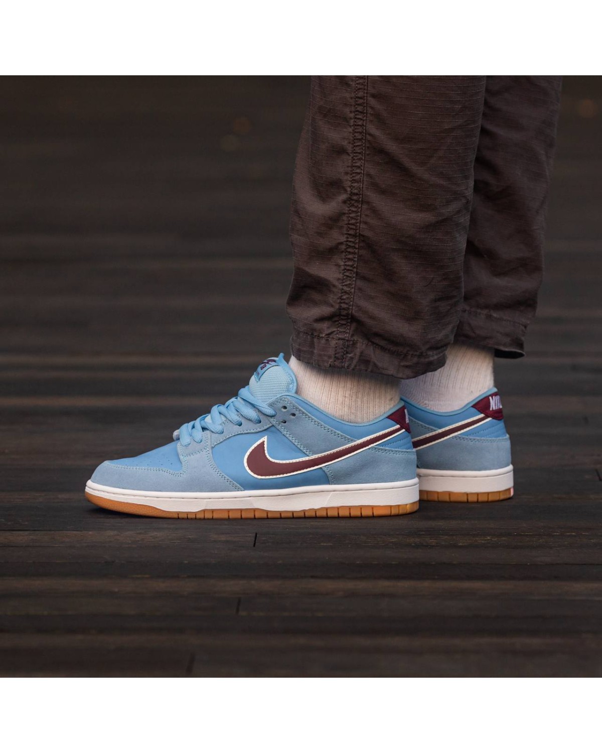 Nike SB Dunk Low “Philllies”