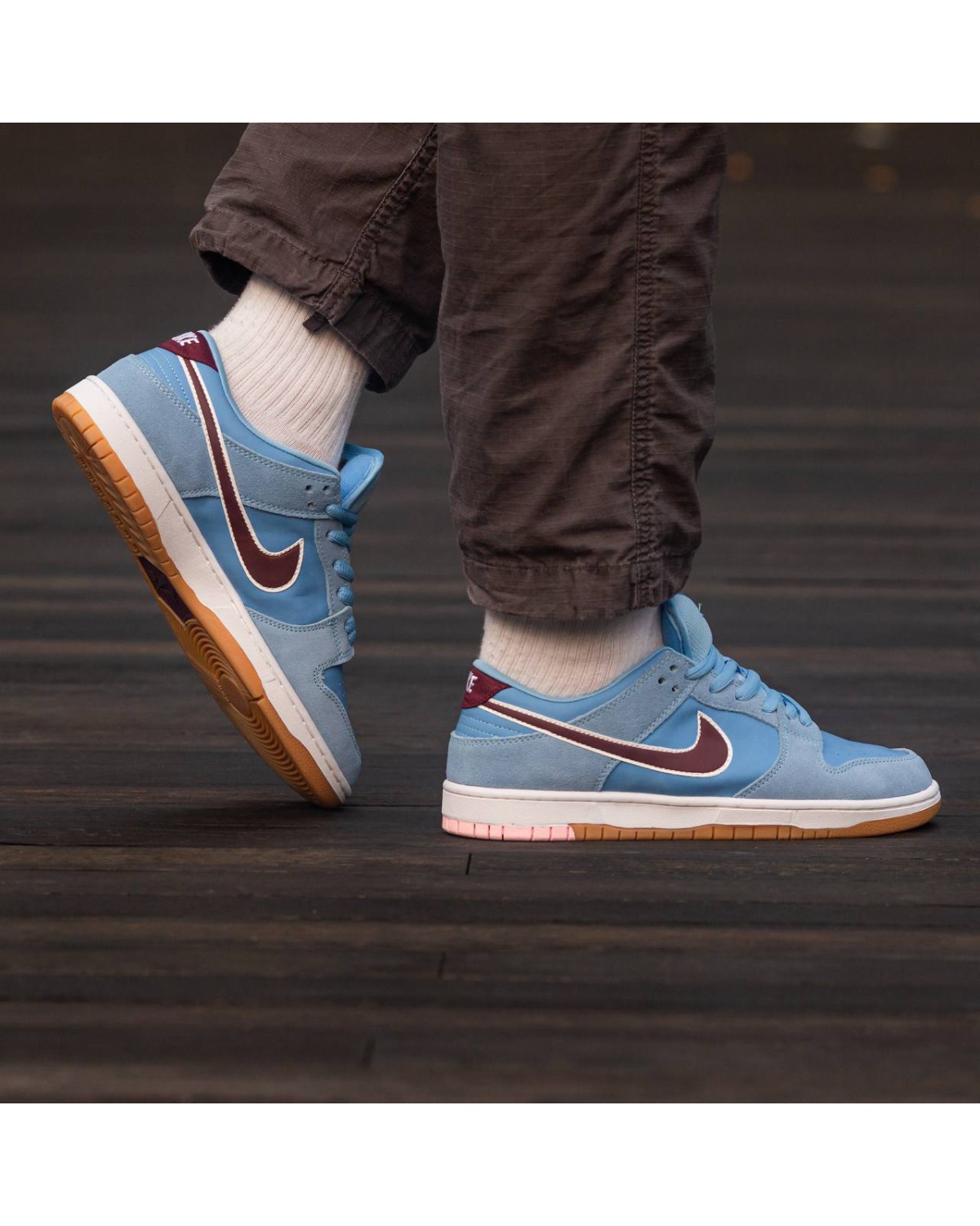 Nike SB Dunk Low “Philllies”