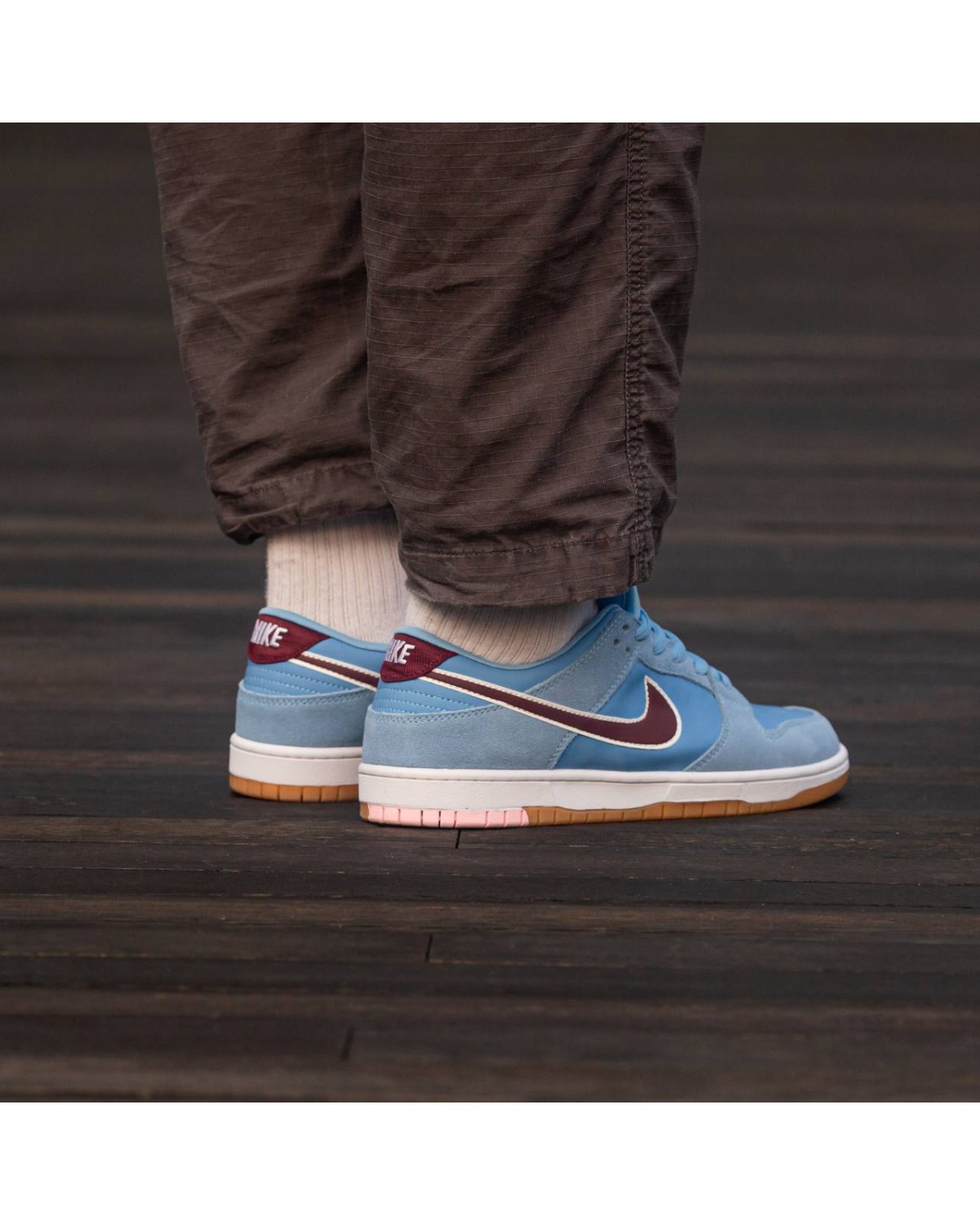 Nike SB Dunk Low “Philllies”