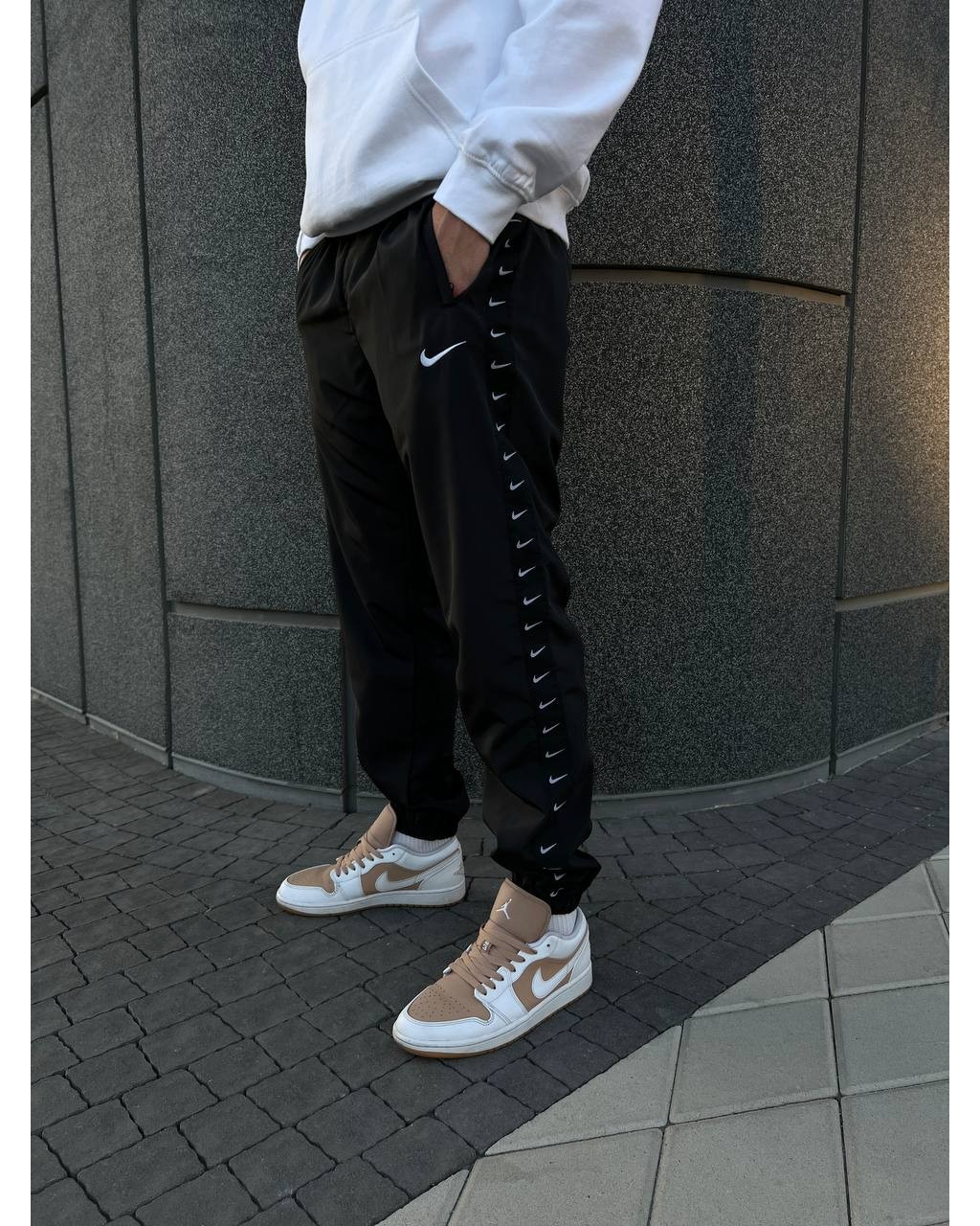 Нейлонові штани Nike на лампасах