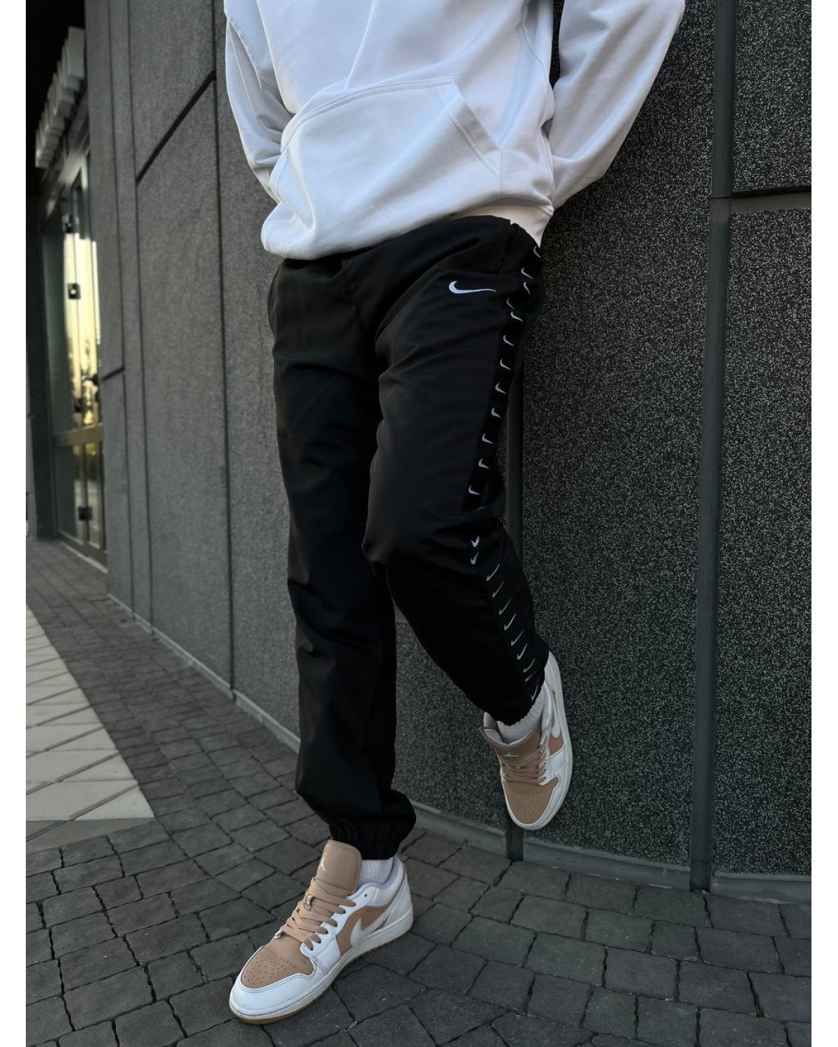 Нейлонові штани Nike на лампасах
