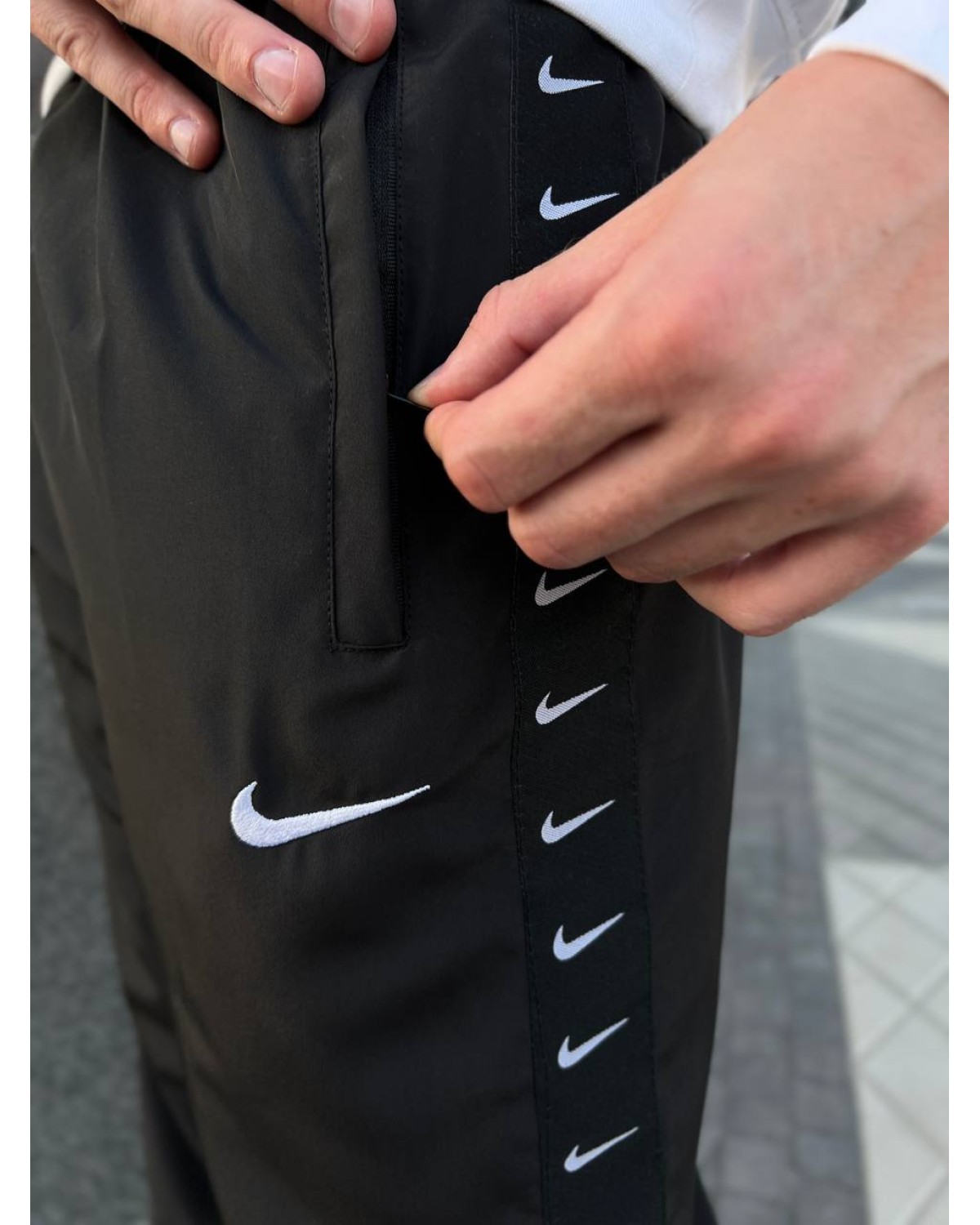 Нейлонові штани Nike на лампасах