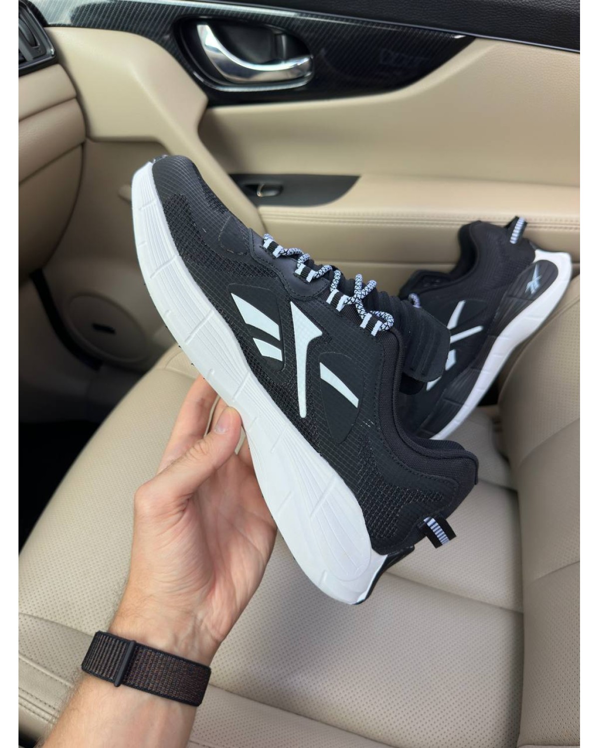 Reebok Zig Kinetica Black White