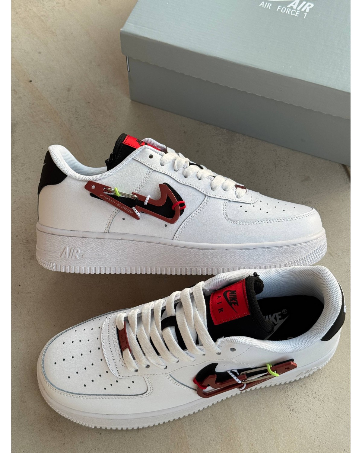 Nike Air Force 1 '07 PRM Mousqueton Swoosh Rouge